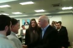 Όταν κάποιοι δημοσιογράφοι σηκώνονταν σούζα στον Παπανδρέου...