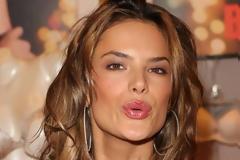 Ευτυχισμένη μητέρα η Alessandra Ambrosio