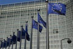 Οι εξελίξεις αναγκάζουν σε στροφή και προς την ανάπτυξη  Συναγερμός στις Βρυξέλλες για την Ελλάδα
