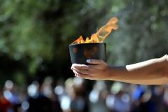 Η Μενεγάκη ανάβει την Ολυμπιακή Φλόγα στην Αρχαία Ολυμπία