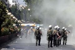 Συμπλοκές έξω από την ΑΣΟΕΕ