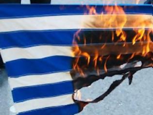 Φωτογραφία για Πάτρα: Άγνωστοι έκαψαν δύο ελληνικές σημαίες στα Ψηλαλώνια