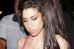 Πορτρέτο της Amy Winehouse με αίμα της σε δημοπρασία
