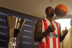 ΑΤΟΠΑΡΟΥΣΙΑΣΤΗΚΑΝ ΜΕ ΤΟ ΚΥΠΕΛΛΟ ΤΟΥ FINAL4 ΟΙ ΕΡΥΘΡΟΛΕΥΚΟΙ *ΒΙΝΤΕΟ*