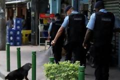 ΣΟΚ. Αστυνομικός ψεκάζει με δακρυγόνο σκύλο!..