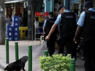 Φωτογραφία για ΣΟΚ. Αστυνομικός ψεκάζει με δακρυγόνο σκύλο!..