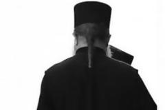 Αναγνώστης διηγείται θλιβερό περιστατικό στον ηλεκτρικό μεταξύ ιερωμένου και ζητιάνου