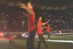 VIDEO: Το ζεϊμπέκικο για τον Μητροπάνο στο Καραϊσκάκη