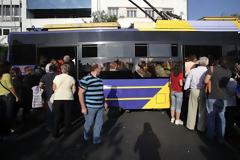 Ελεγκτής τρόλεϊ σε αλλοδαπούς: «Εγέρθητω, ρε, εδώ είναι Ελλάδα»