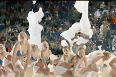 ΟΙ CHEERLEADERS ΤΗΣ ΤΣΣΚΑ ΧΟΡΕΥΟΥΝ... ΒΡΕΓΜΕΝΕΣ ΜΕ ΜΠΥΡΑ! *ΒΙΝΤΕΟ*