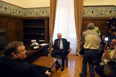 Οικουμενική κυβέρνηση ζητά ο Κουβέλης με δύο δεσμεύσεις και μέχρι τις ευρωεκλογές του 2014 - Βενιζέλος: Η πρόταση συγκλίνει με τη δική μας