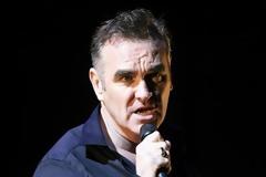 Ο Morrissey στο πλευρό ενός ελέφαντα