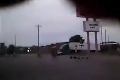 Κολλημένο φορτηγό σε σιδηρόδρομο κόβεται στα δύο από το τρένο! [video]