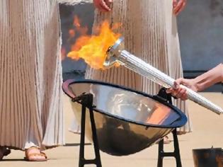 Φωτογραφία για Με ενθουσιασμό έγινε δεκτή η Ολυμπιακή Φλόγα στην Κόρινθο