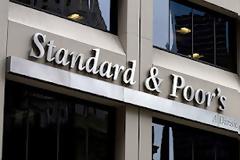 ΑΠΕΙΛΕΙ ΜΕ ΥΠΟΒΑΘΜΙΣΗ ΤΗΝ ΕΛΛΑΔΑ Ο STANDARD & POOR’S