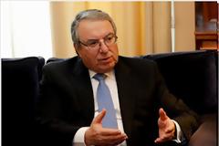 Μήνυση στον Γ. Μπαμπινιώτη για παράβαση καθήκοντος