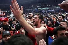 ΜΑΝΤΖΑΡΗΣ: ΝΑ ΒΟΗΘΗΣΩ ΤΗΝ ΟΜΑΔΑ ΓΙΑ ΤΟ ΤΡΟΠΑΙΟ *ΒΙΝΤΕΟ*