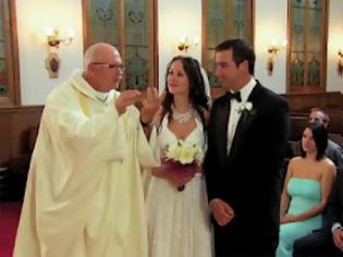 Φωτογραφία για Φάρσα: Η νύφη ερωτεύτηκε έναν άγνωστο [video]