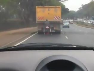 Φωτογραφία για Απίστευτο! Άντρας με αναπηρική καρέκλα κρατιέται από φορτηγό στο δρόμο! [Video]