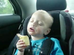 Φωτογραφία για VIDEO: Μπόμπιρας τρώει παγωτό,,,,ακόμα κ όταν κοιμάται!!!