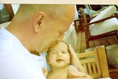 Ο Bruce Willis σε τρυφερό ενσταντανέ με την... νέα γυναίκα της ζωής του