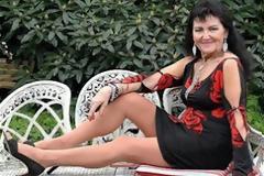 Καμπαρετζού στα 70 της θέλει να χάσει την παρθενιά της!