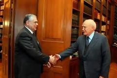Σε εξέλιξη η συνάντηση Παπαδήμου - Παπούλια [video]
