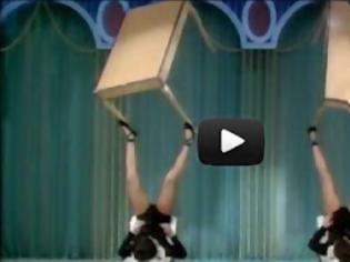 Φωτογραφία για Δύο γυναίκες κάνουν απίστευτα ζογκλερικά με τραπέζια χρησιμοποιώντας τα πόδια τους (Video)