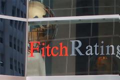 υποβάθμιση και της Ευρωζώνης βλέπει η Fitch