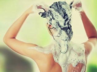 Φωτογραφία για Γιατί το σαμπουάν καθαρίζει τα μαλλιάς; [video]