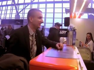 Φωτογραφία για Πήγε στο αεροδρόμιο να βγάλει ένα εισιτήριο και έμεινε με το στόμα ανοικτό… [video]