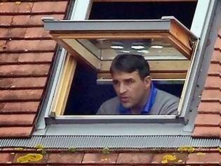Φωτογραφία για Ο προπονητής της χρονιάς: Ηταν τιμωρημένος και είδε το ματς από... παράθυρο σπιτιού [photos]