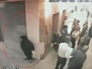 Φωτογραφία για ΑΠΙΣΤΕΥΤΟ: Ηλικιωμένη τα κάνει σε διάδρομο νοσοκομείου! [video]