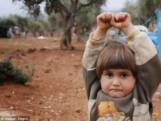 Φωτογραφία για Ο πόλεμος στη Συρία σε μια φωτογραφία -Το αγοράκι που παραδίδεται στον φωτογράφο