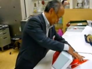 Φωτογραφία για Εντυπωσιακό: Με πιο τον τρόπο τυλίγουν τα δώρα στην Ιαπωνία; [video]