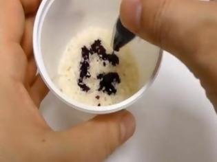 Φωτογραφία για Έριξε βαφή αυγού μέσα σε ένα κυπελλάκι με ρύζι - Αυτό που θα δείτε θα σας αφήσει ΑΦΩΝΟΥΣ! [Video]
