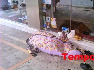 Φωτογραφία για Πάτρα: Στο κέντρο της πόλης κοιμούνται άστεγοι