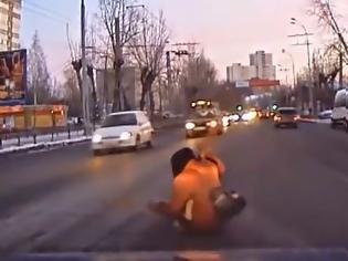 Φωτογραφία για ΑΞΙΖΕΙ ΝΑ ΤΟ ΔΕΙΤΕ! Γι' αυτό οι Ρώσοι ξεχωρίζουν - Οι παγωμένοι άνθρωποι με την ζεστή καρδιά... [video]
