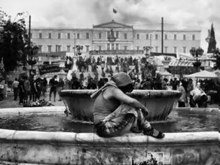Φωτογραφία για ΘΑ ΔΑΚΡΥΣΕΤΕ ΜΕ ΤΙΣ ΕΙΚΟΝΕΣ: Ο Έλληνας που φωτογράφισε τη λιτότητα και έκανε το TIME να του υποκλιθεί...[photos]