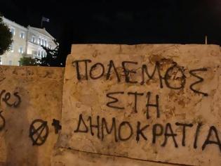 Φωτογραφία για Τα συνθήματα στους τοίχους της Βουλής [photos]