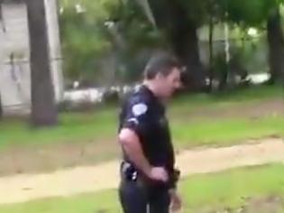 Φωτογραφία για Βίντεο - ΣΟΚ στις ΗΠΑ: Λευκός αστυνομικός πυροβολεί και σκοτώνει αφροαμερικανό [video]