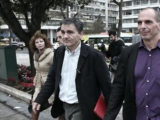 Φωτογραφία για ΣΤΟ ΠΑΡΙΣΙ ΜΕΤΑΒΑΙΝΟΥΝ ΒΑΡΟΥΦΑΚΗΣ ΚΑΙ ΤΣΑΚΑΛΩΤΟΣ