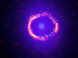 Φωτογραφία για Η βαρύτητα μετατρέπει γαλαξία σε «Δακτύλιο του Αϊνστάιν»