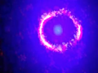 Φωτογραφία για Η βαρύτητα μετατρέπει γαλαξία σε «Δακτύλιο του Αϊνστάιν»