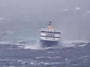 Φωτογραφία για ΣΟΚΑΡΙΣΤΙΚΟ: Μάχη με τα κύματα έδωσε το Blue Star Paros - Άρχισαν να ουρλιάζουν οι επιβάτες! [video]