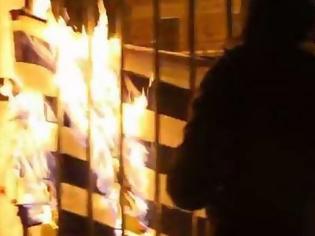Φωτογραφία για Βίντεο-ντοκουμέντο από το χάος στο Πολυτεχνείο: Μπαινοβγαίνουν στο ίδρυμα, πετούν δεκάδες μολότοφ, καίνε την ελληνική σημαία