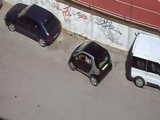 Φωτογραφία για ΕΛΕΟΣ ρε κοπελιά - Δείτε πόση ώρα κάνει να παρκάρει το smart σε αυτό το χώρο! [video]