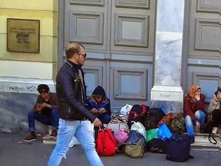 Φωτογραφία για Ομόνοια ώρα 10:20 - Δείτε πώς «λιάζονται» οι μετανάστες [photos]