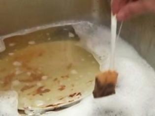 Φωτογραφία για ΑΠΙΣΤΕΥΤΟ - Βάζει το φακελάκι από τσάι σε άπλυτα πιάτα και δείτε τι συμβαίνει... [video]