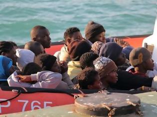 Φωτογραφία για Δεκάδες μετανάστες έφτασαν στον Πειραιά - Πονοκέφαλος για το που θα εγκατασταθούν!